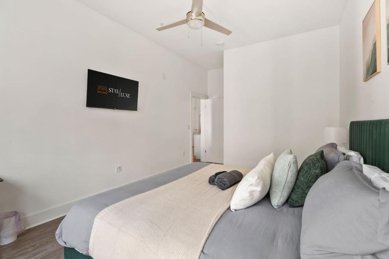 Apartment Queen Haven - Free Parking, Pool, Balcony Charlotte