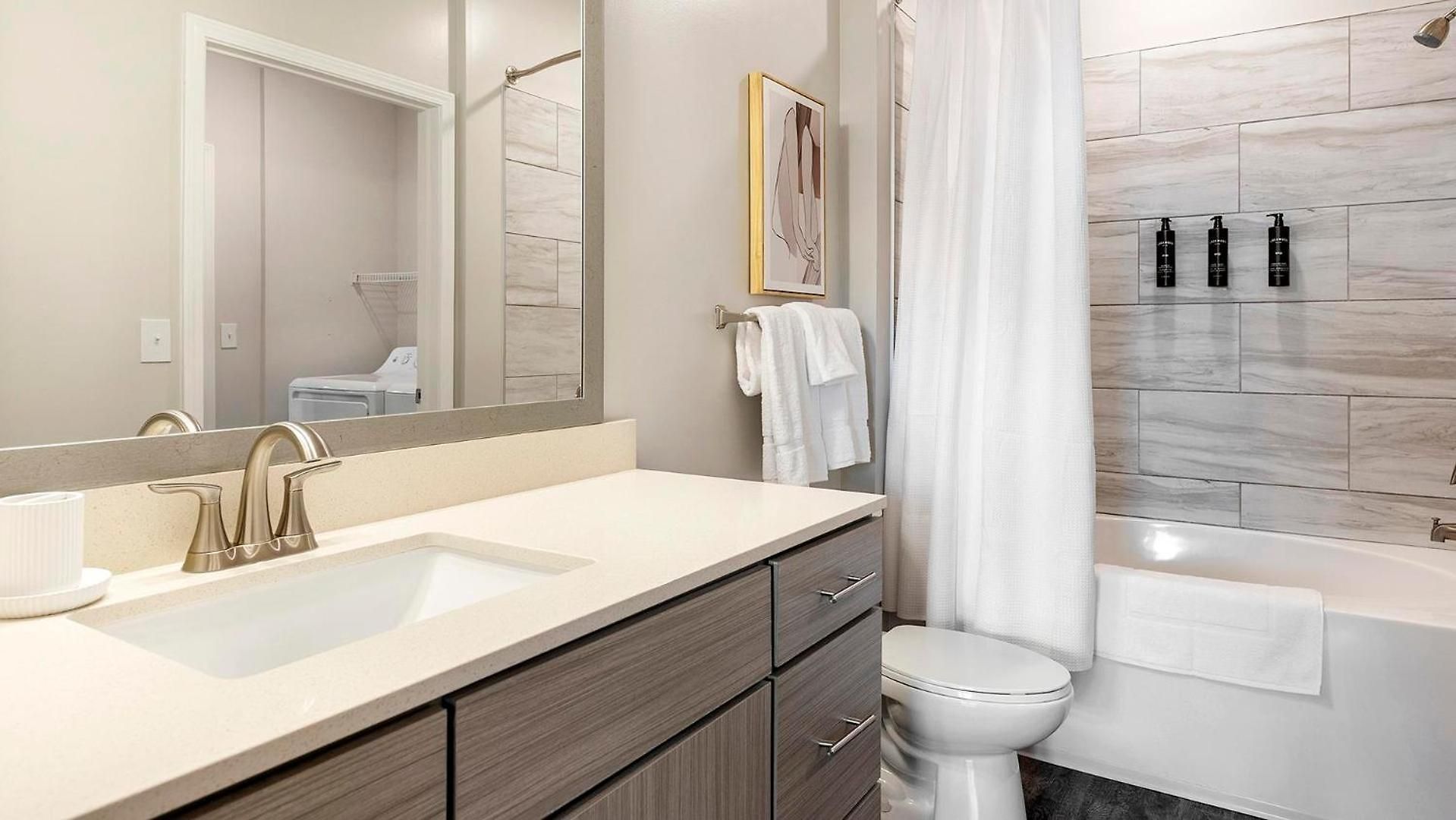 Landing Incredible 1bd Gym Pool *