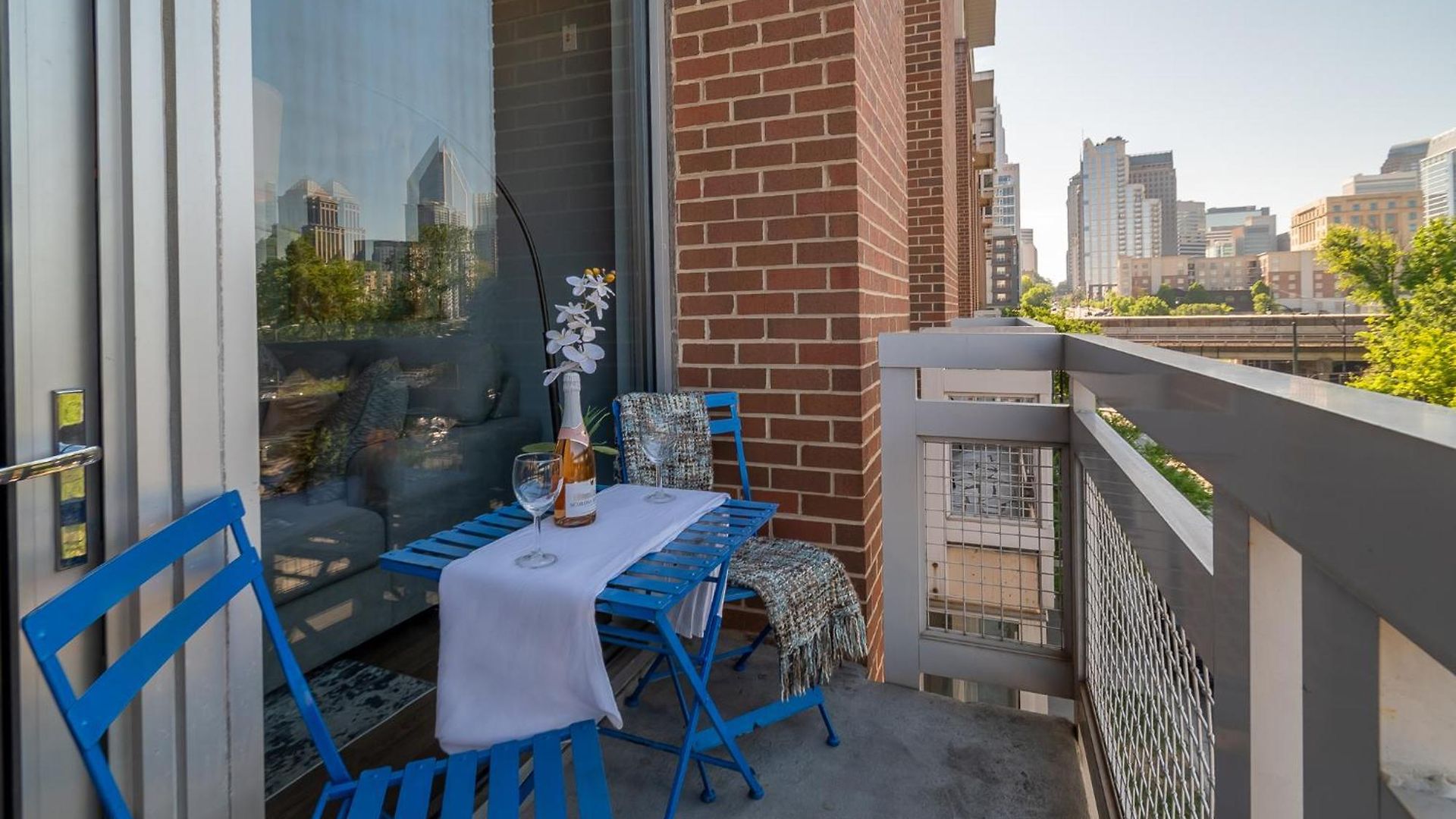 Modern Uptown Loft - Corporate-ready - Views