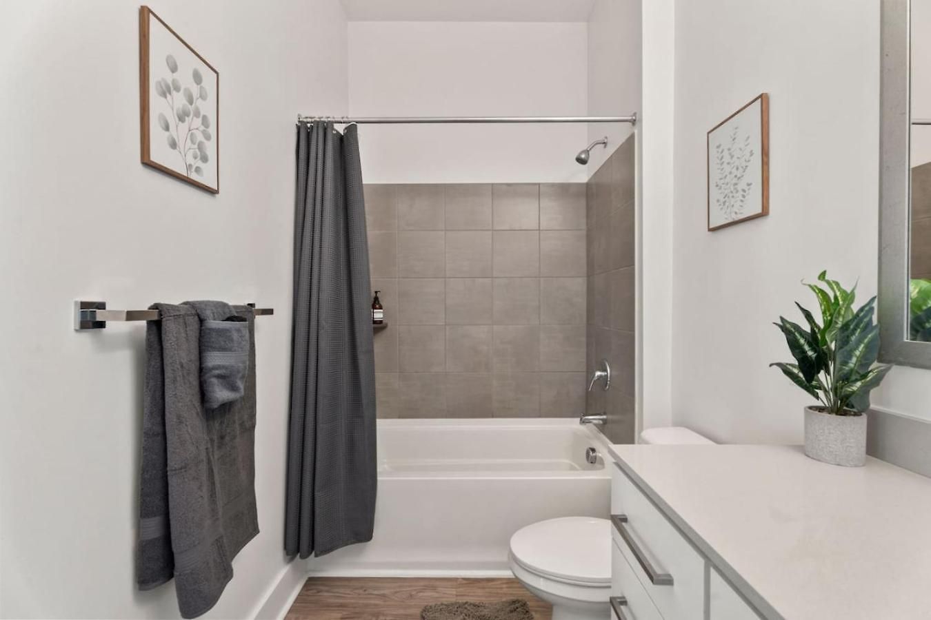 Queen Haven - Free Parking, Pool, Balcony Apartment Charlotte