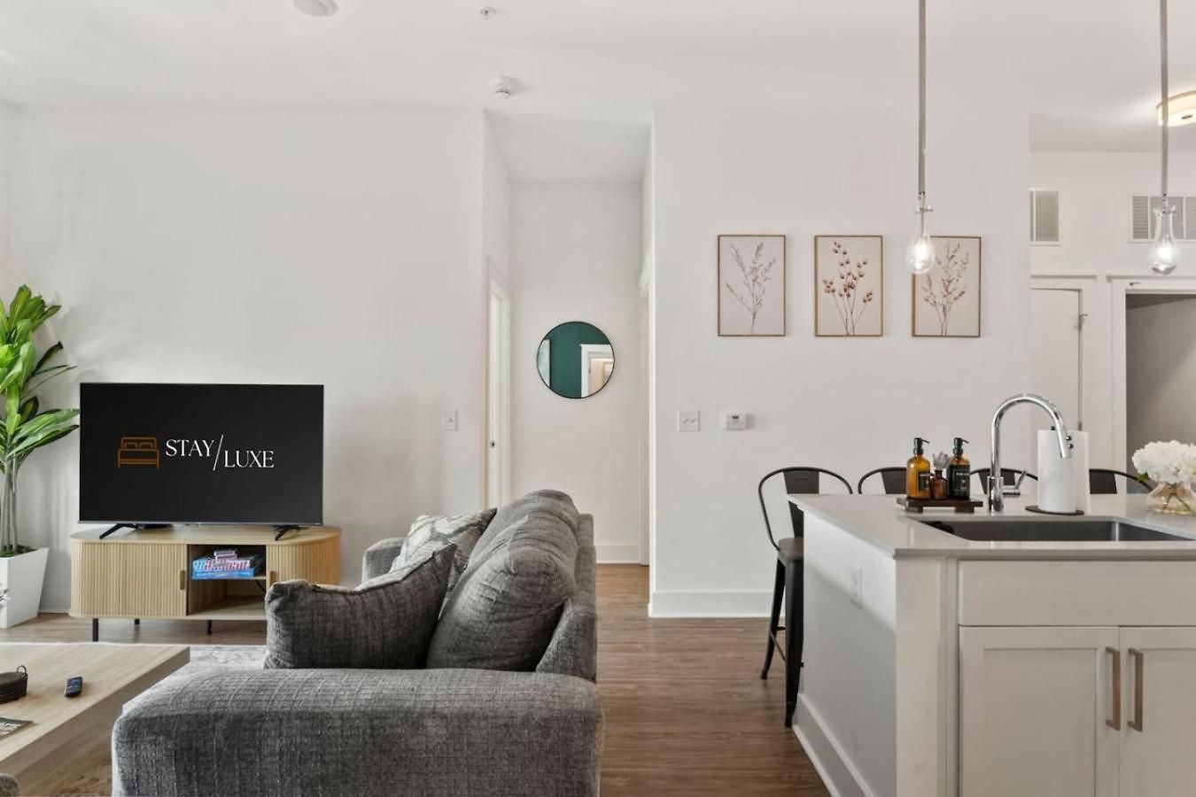Queen Haven - Free Parking, Pool, Balcony Apartment