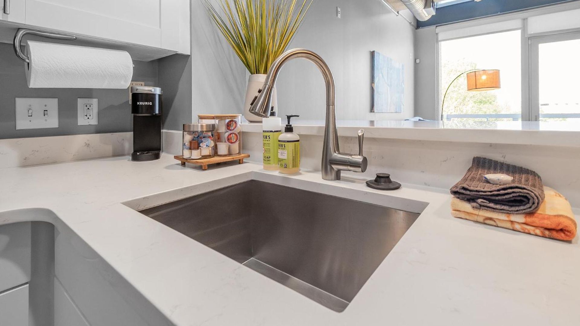 Modern Uptown Loft - Corporate-ready - Views Apartment *