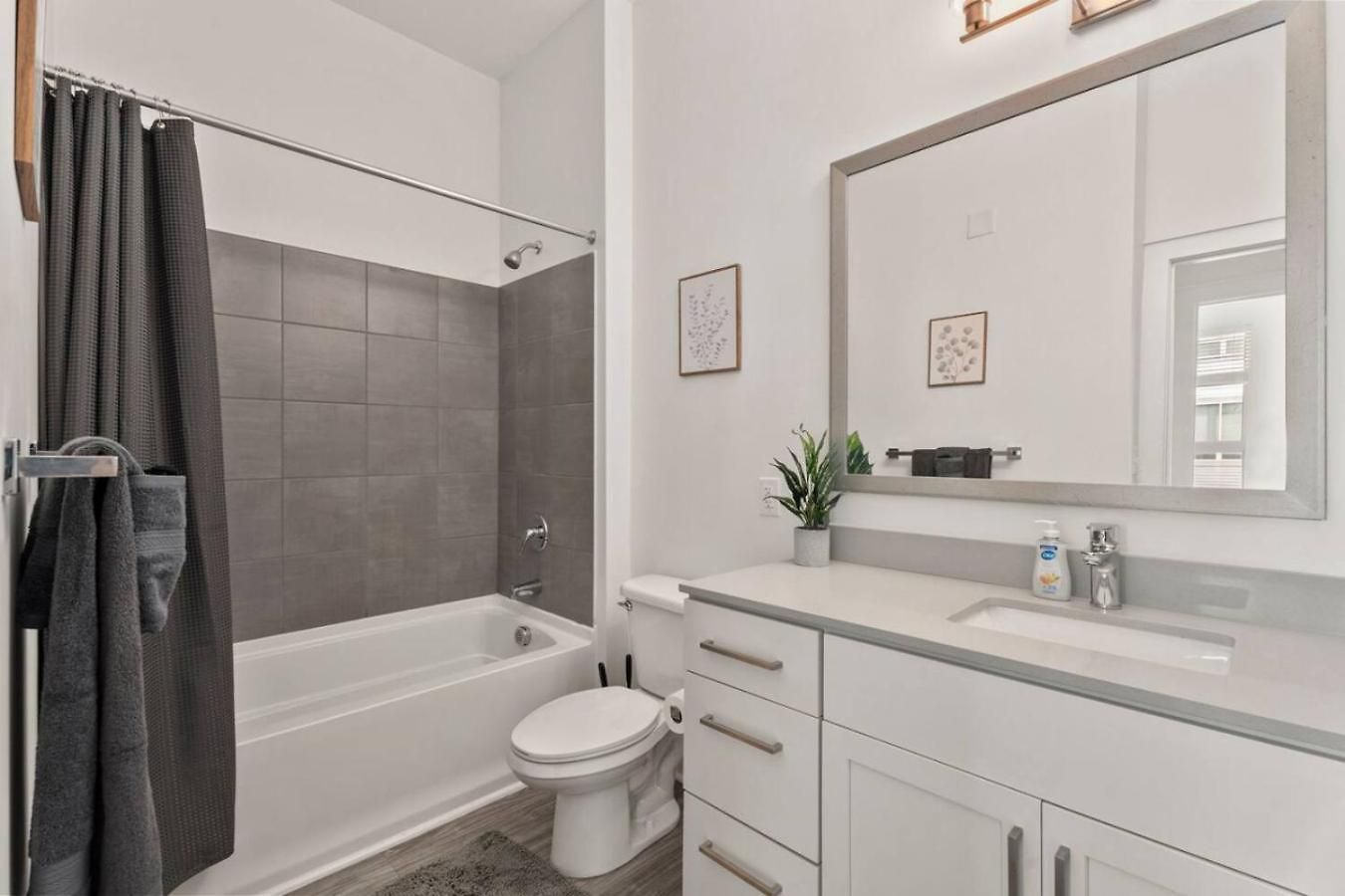Queen Haven - Free Parking, Pool, Balcony *