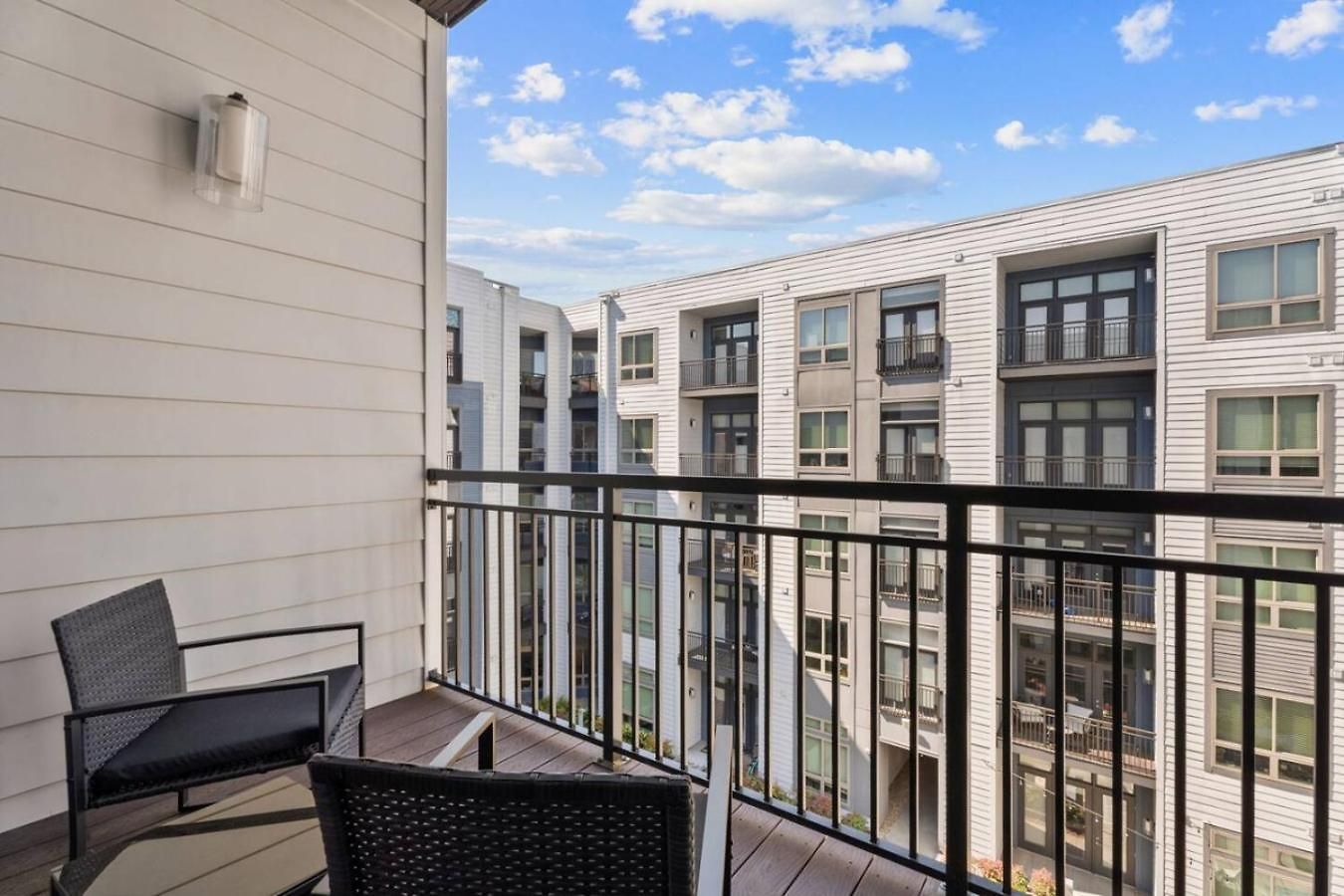 Queen Haven - Free Parking, Pool, Balcony Apartment Charlotte
