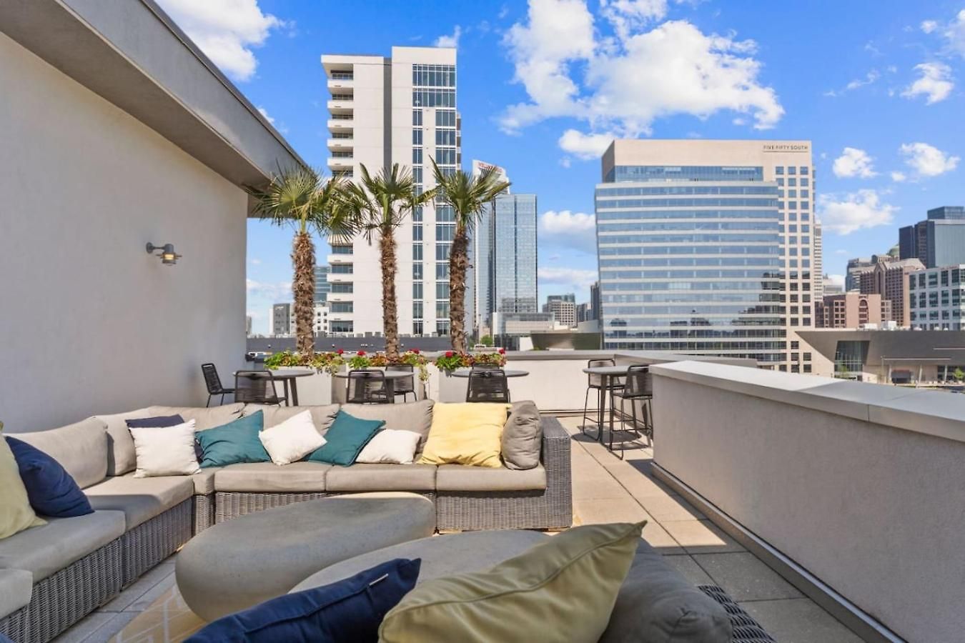 Queen Haven - Free Parking, Pool, Balcony Charlotte