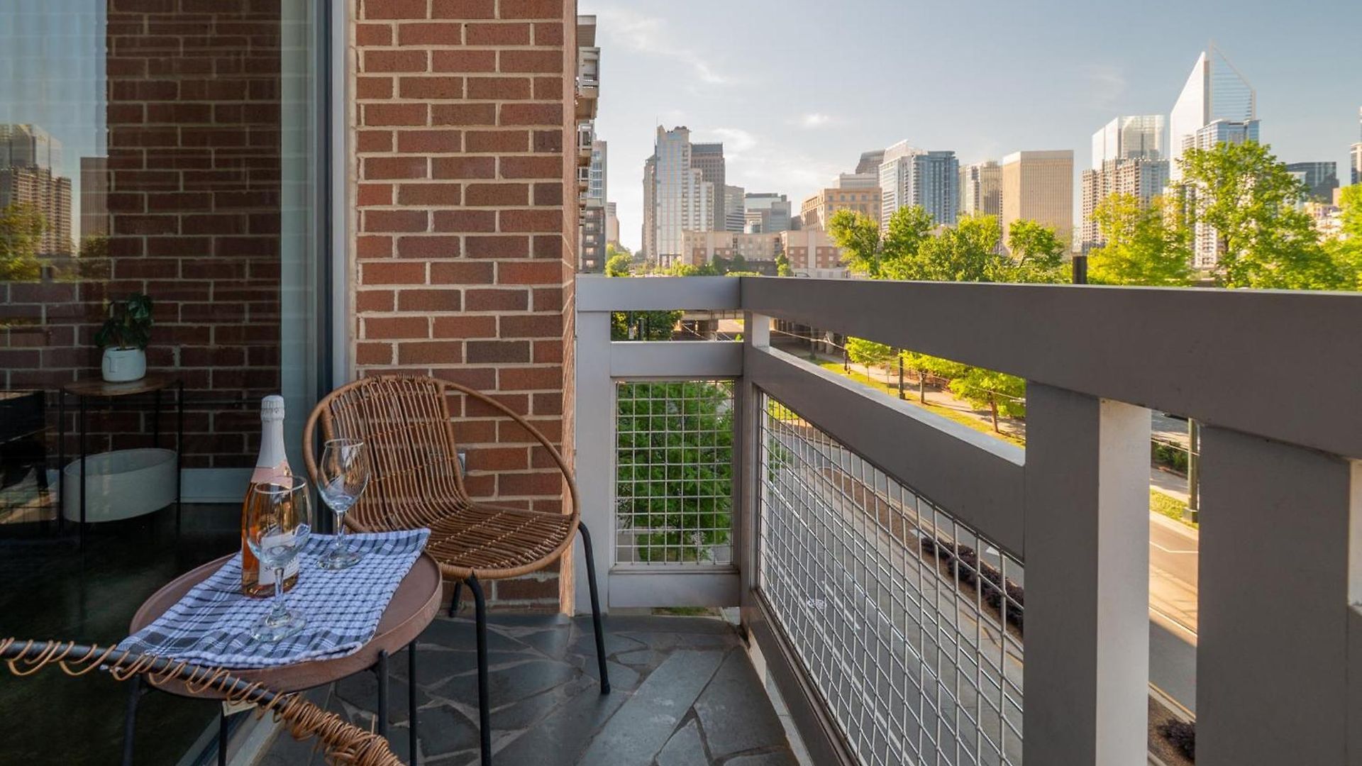Modern Uptown Loft - Corporate-ready - Views *