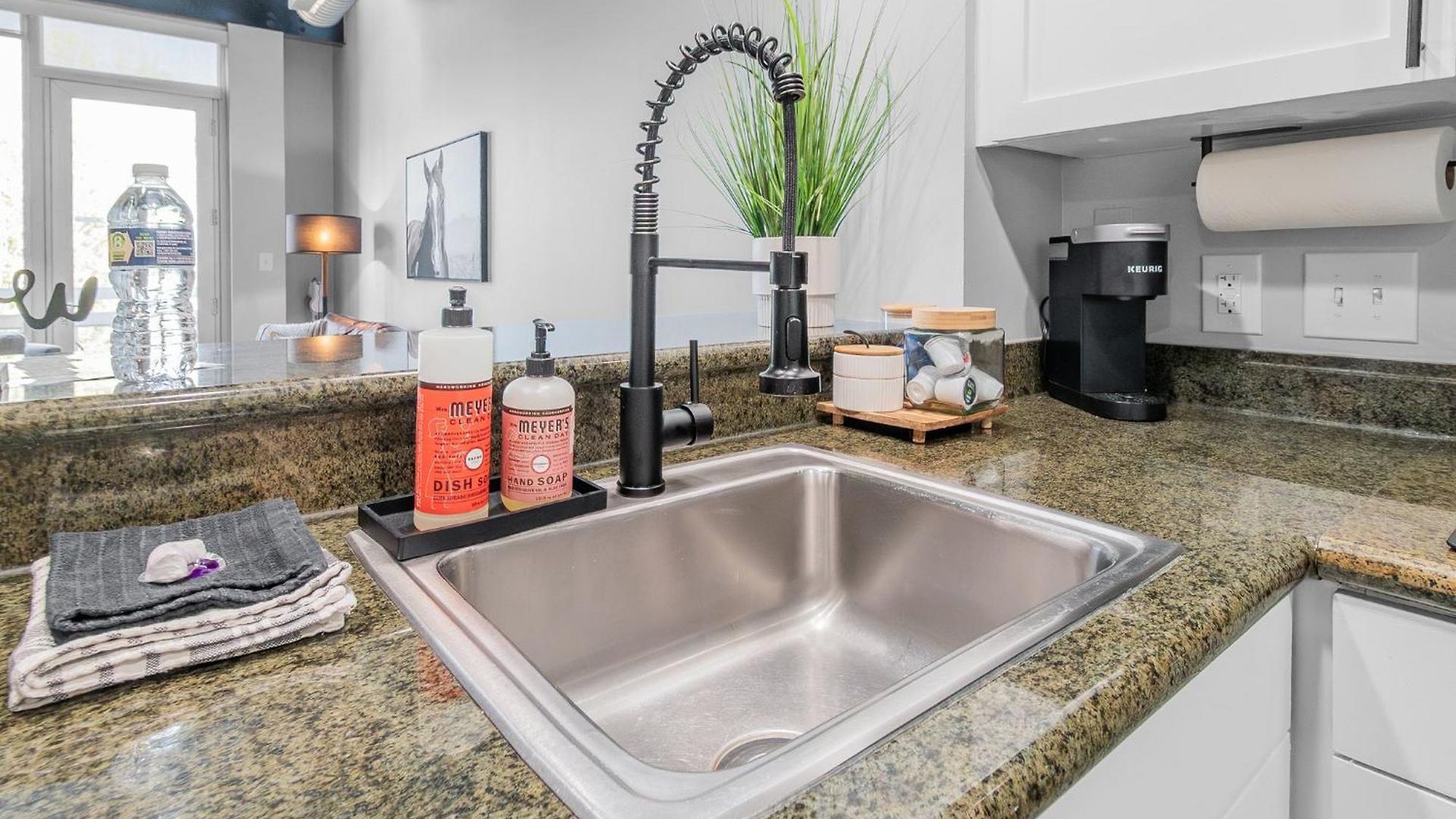 Apartment Modern Uptown Loft - Corporate-ready - Views *