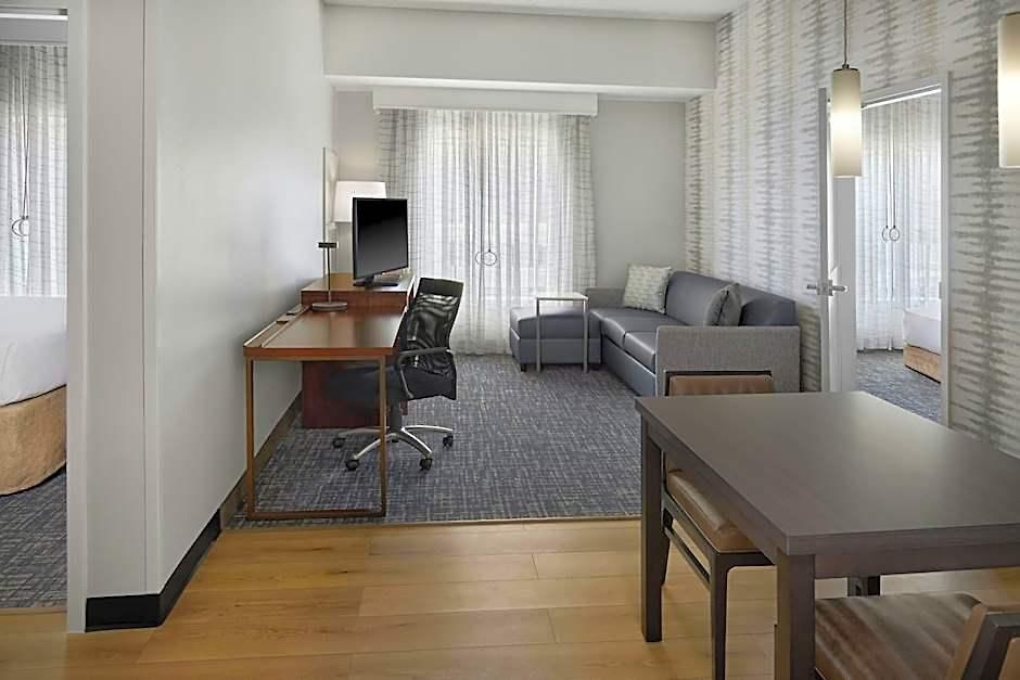 Hotel By Marriott Airport