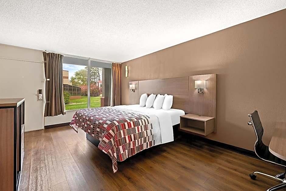 Red Roof - Airport Motel