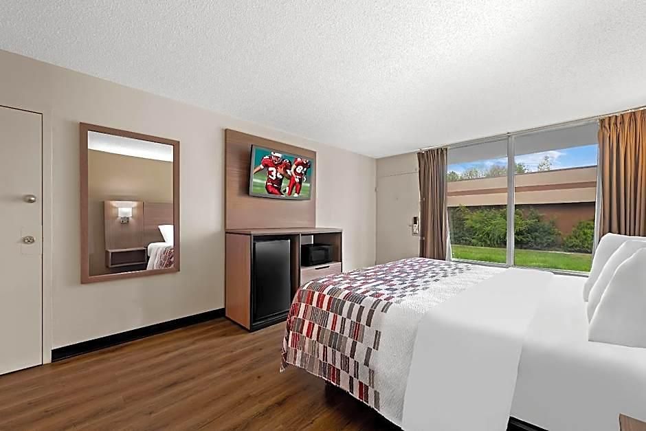 Red Roof - Airport Motel