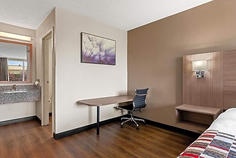 Red Roof - Airport Motel 2*