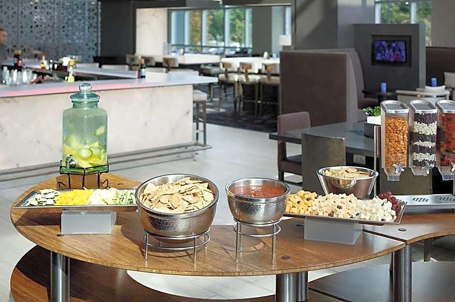 Hotel Embassy By Hilton Uptown