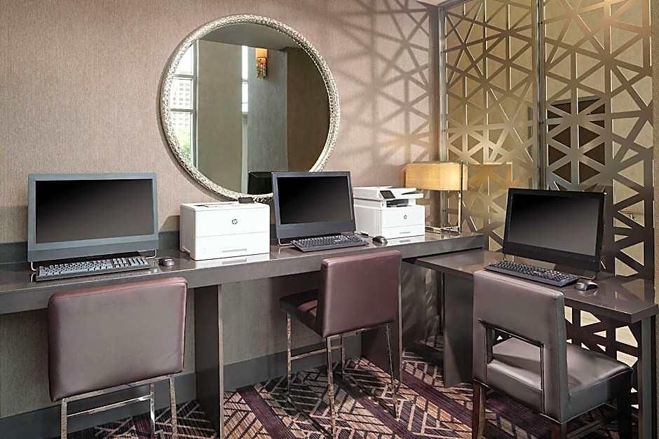 Hotel Embassy By Hilton Uptown
