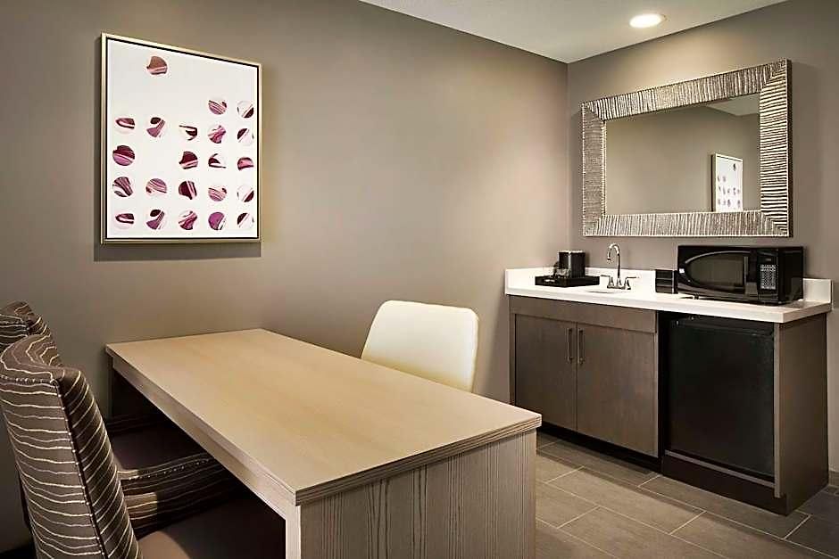 Hotel Embassy By Hilton Uptown