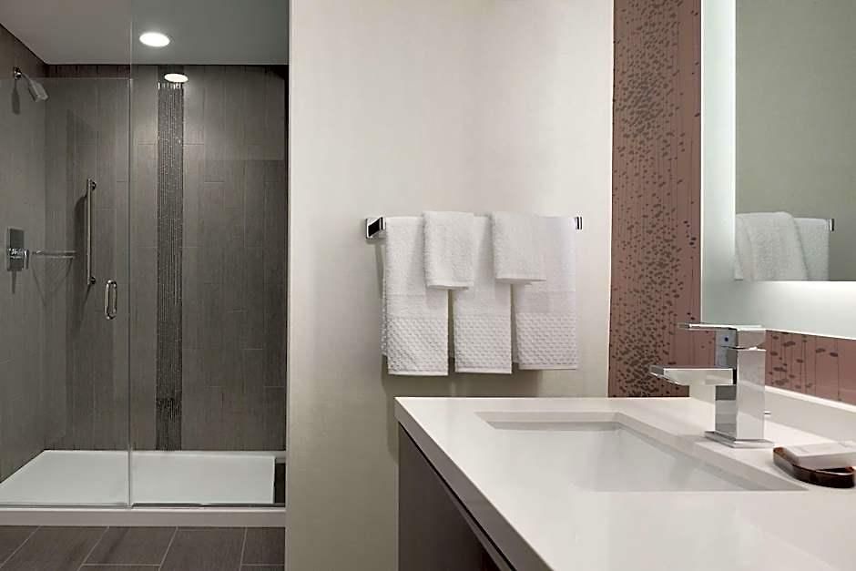 Hotel Embassy By Hilton Uptown Charlotte