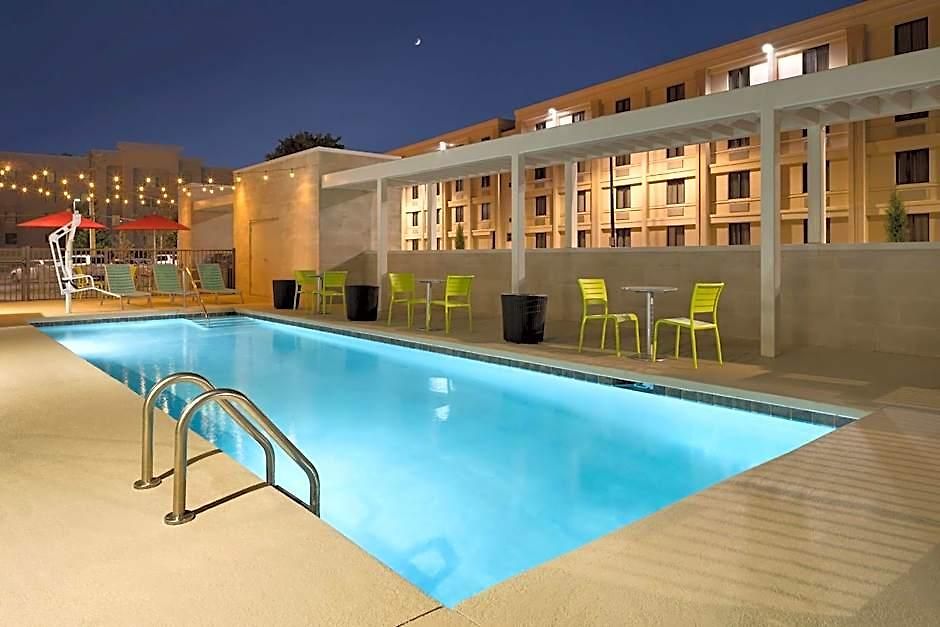 Home2 By Hilton Airport 3*