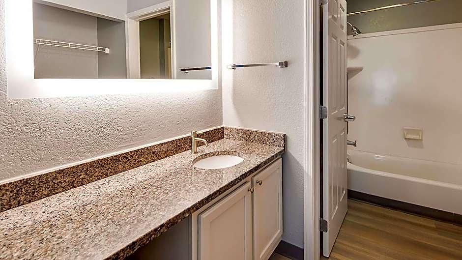 Surestay By Western Executive Park 3*