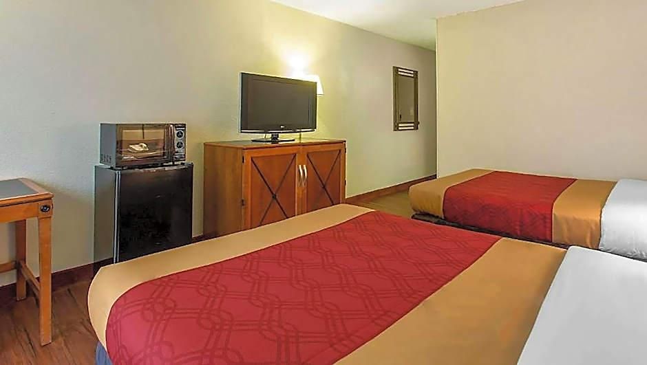 & 4 Less Motel