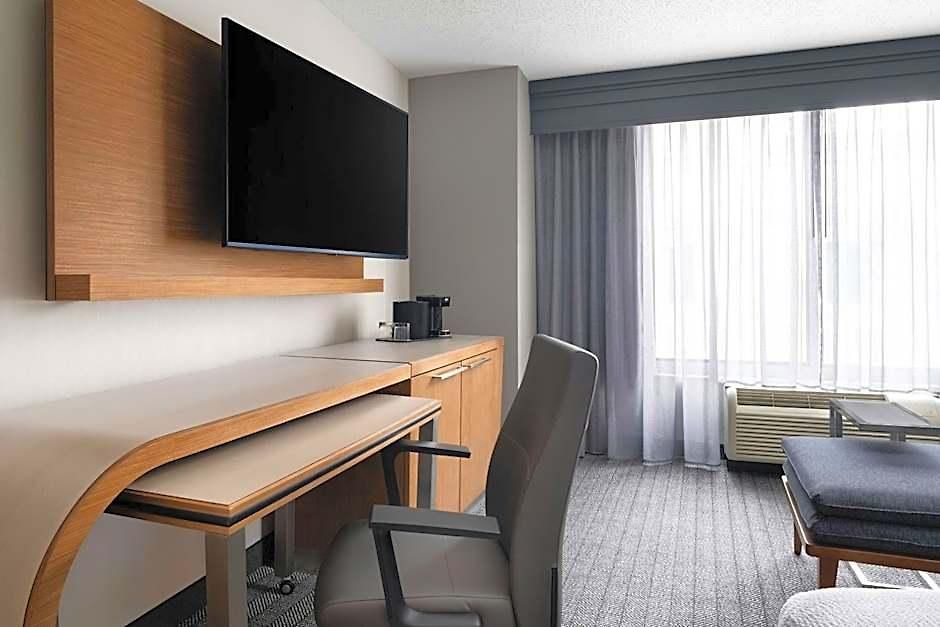 Courtyard Center Hotel