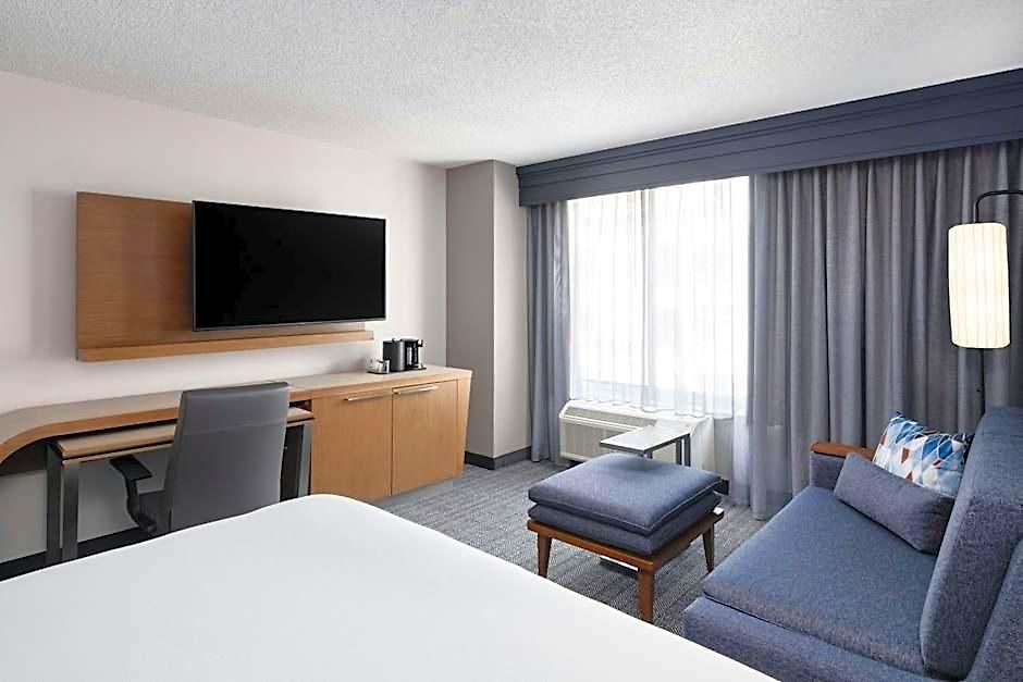 Courtyard Center Hotel 3*