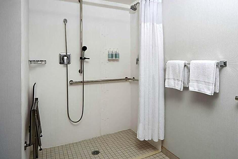 Courtyard Southpark Hotel 3*