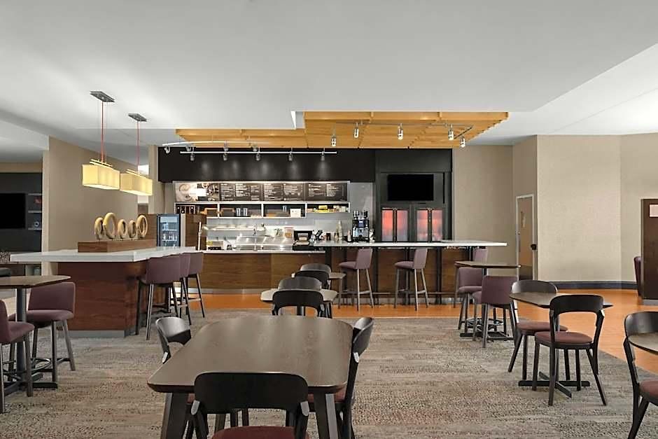 Courtyard Airport North Hotel 3*