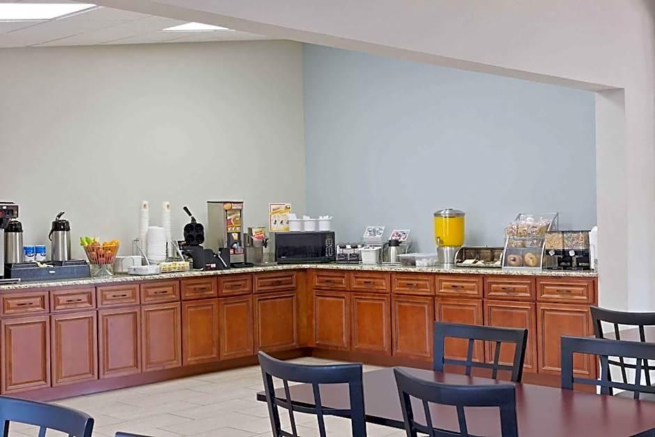 Rodeway Airport Area Inn