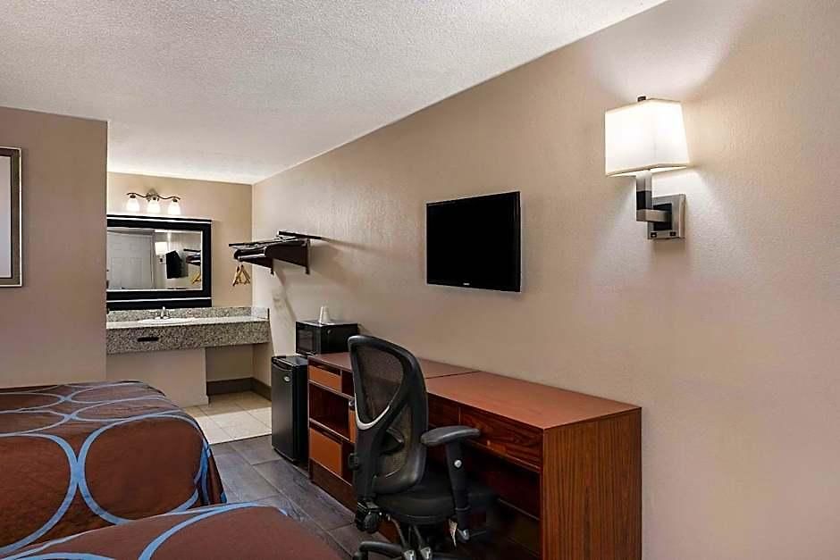 Rodeway Airport Area Inn
