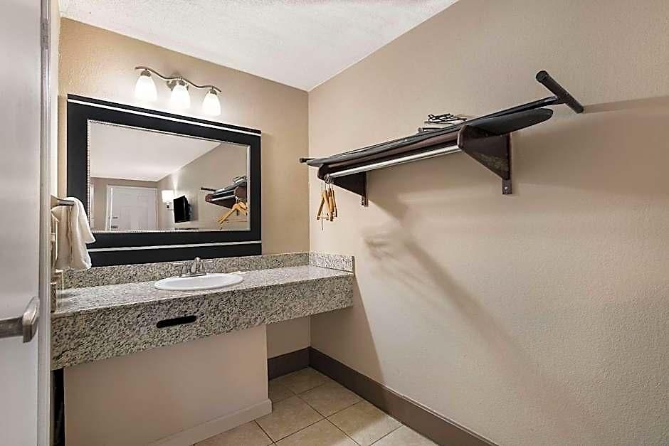 Rodeway Airport Area Inn