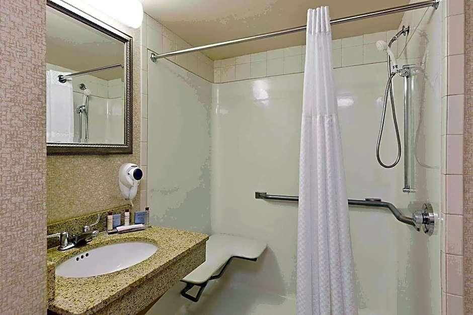 Hotel Wingate By Wyndham Airport