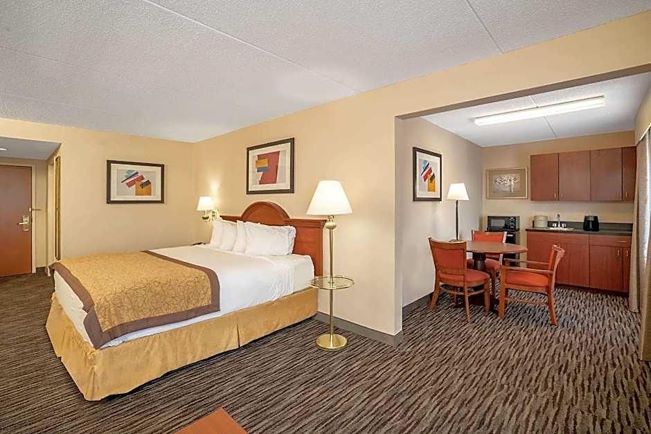 Wingate By Wyndham Airport 3*