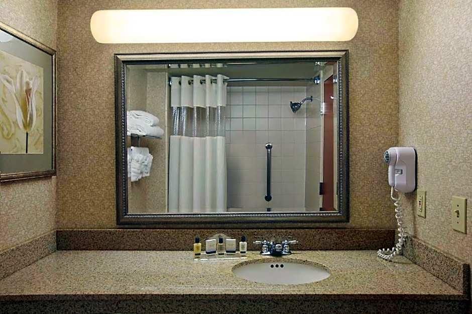 Wingate By Wyndham Airport Hotel