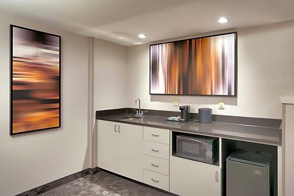 Courtyard By Marriott Airport Loso Hotel