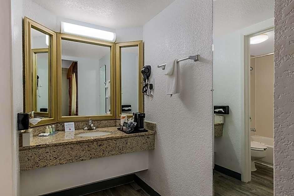 Quality & Airport Hotel