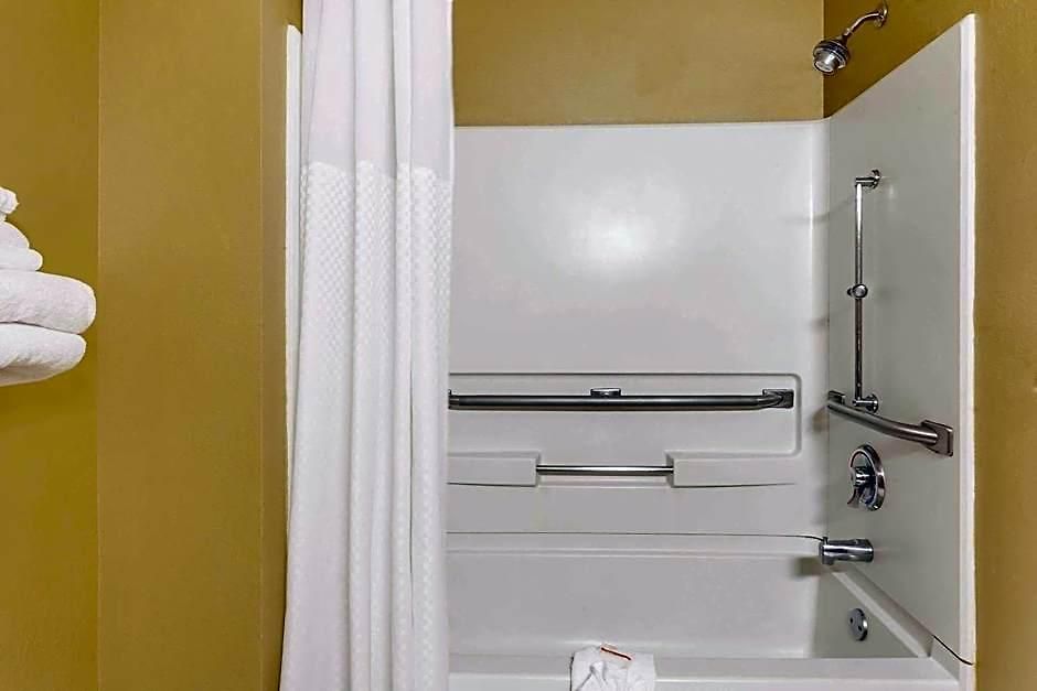 Super 8 By Wyndham Charlotte/amusement Park Area *