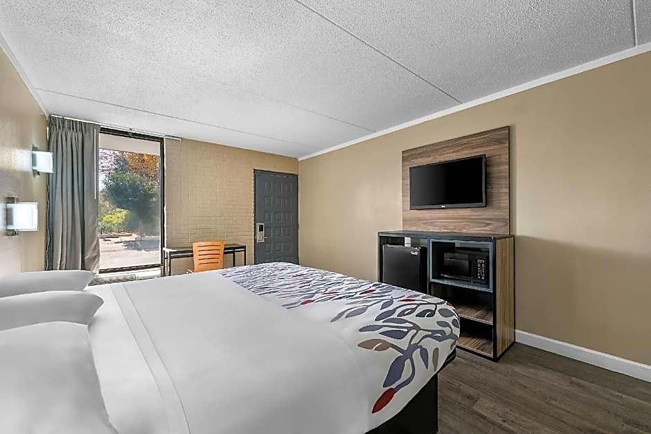Rodeway South Hotel