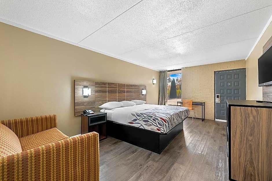 Rodeway South Hotel