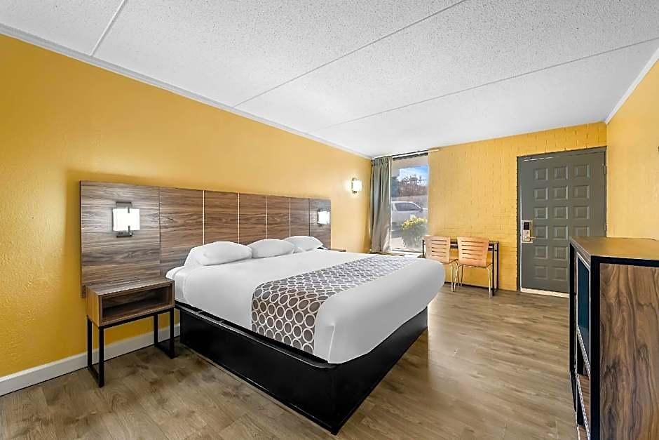 Rodeway South Hotel