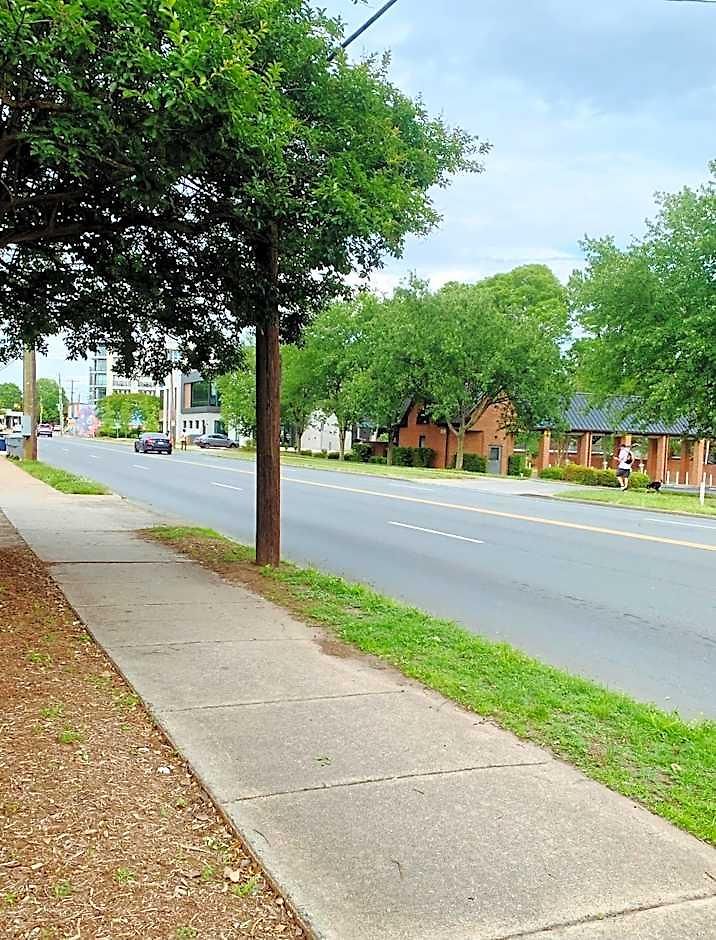 Uptown Area, Cozy King Suite, Quiet And Private, Free Parking, Walk To Restaurants