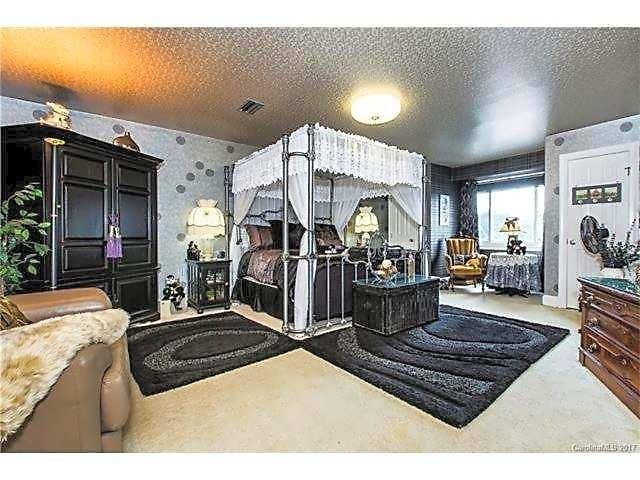 Matthews Manor Hotel 4*