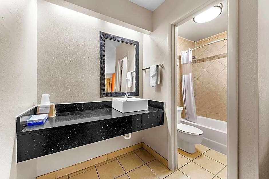 Econo Airport Lodge