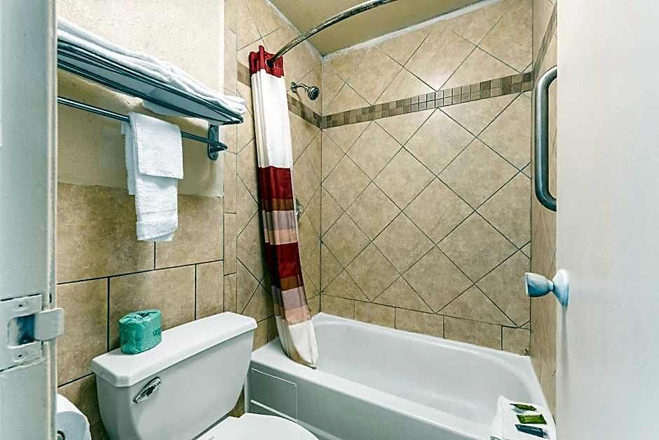 Econo Airport Lodge *