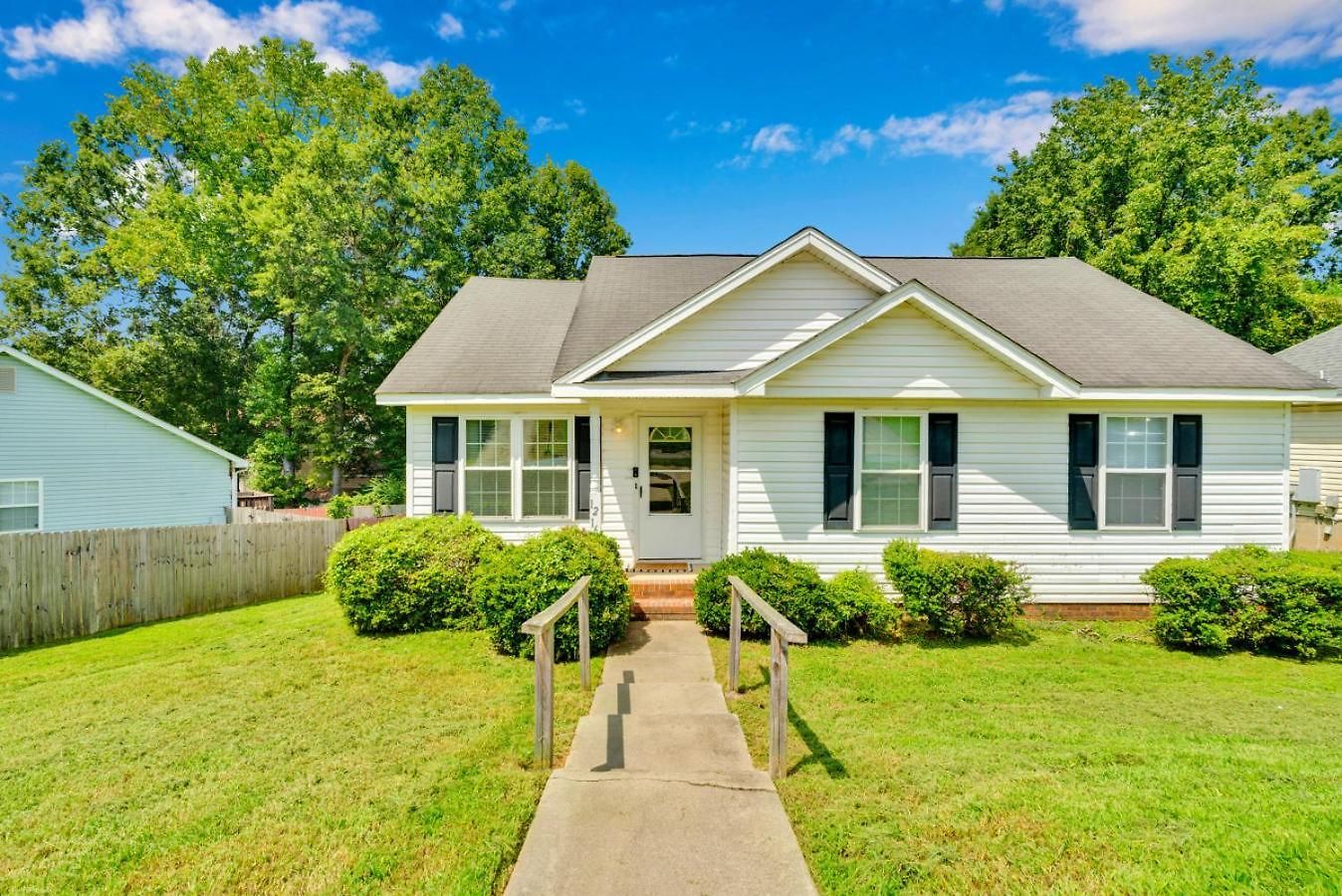 Holiday home Fenced-yard 3br Near Clt & Hospitals - Dog-friendly - Grill