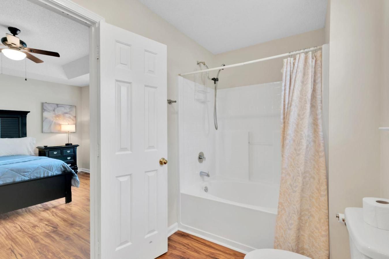 Holiday home Fenced-yard 3br Near Clt & Hospitals - Dog-friendly - Grill *
