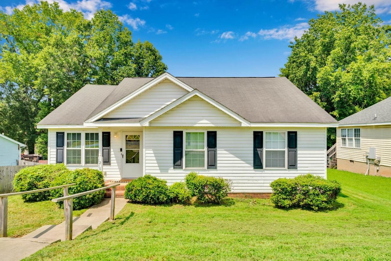 Fenced-yard 3br Near Clt & Hospitals - Dog-friendly - Grill *