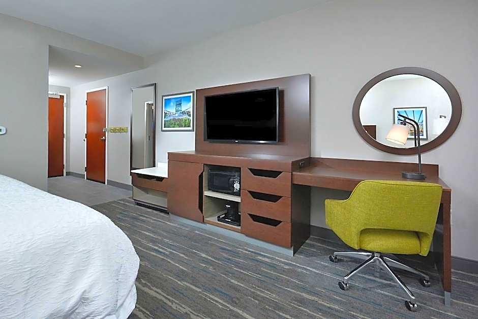 Hampton & North I 485 Hotel