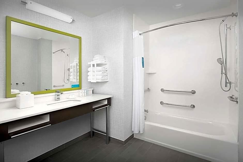 Hampton & Airport Pointe 3*