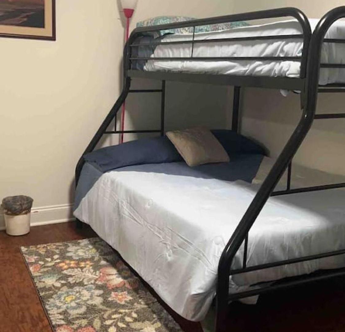 Comfort Home, Near Uptown And Airport Holiday home *