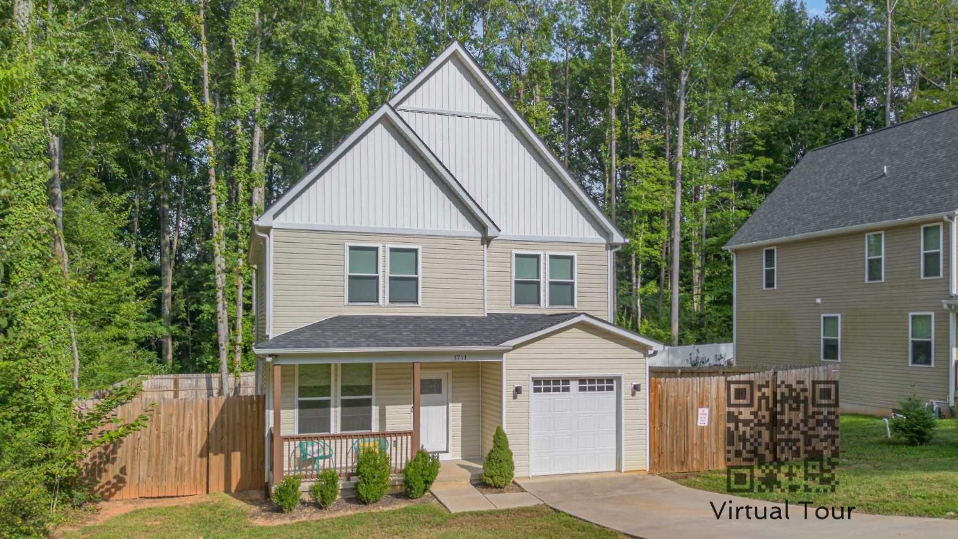 New Listing! Sleeps 11 - Fenced In Backyard Holiday home *