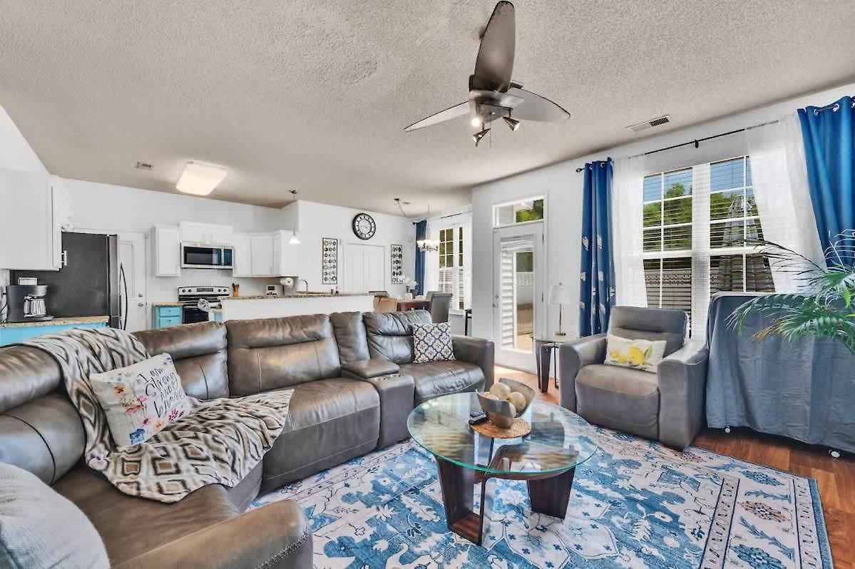 Holiday home King Bed - Hot Tub - Fenced Yard - Near Carowinds